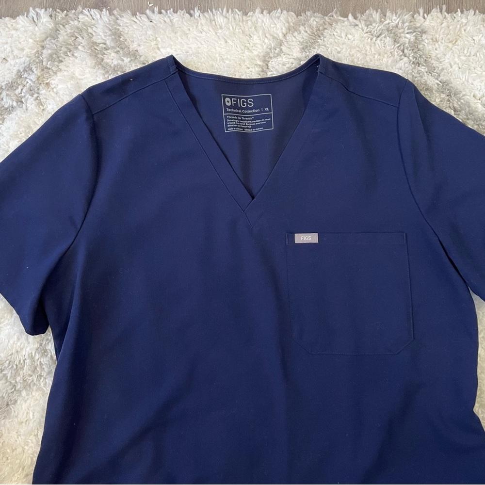 Women’s Figs one pocket scrub top - worn once or twice. Perfect condition